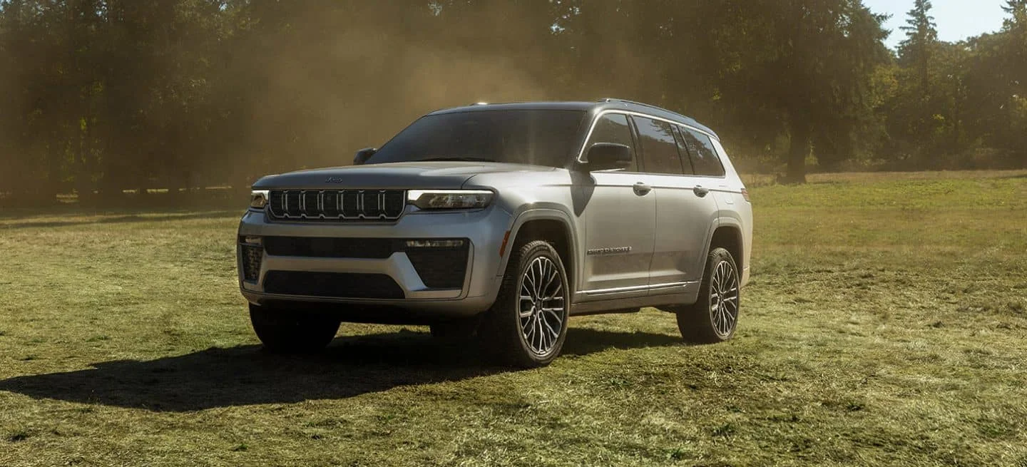 2026_JEEP_GRAND_CHEROKEE_INTERIOR_STRAIGHT_ON_DASHBOARD_AND_COCKPIT_VIEW_INSIDE_THE_GRAND_CHEROKEE